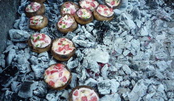 ароматные шампиньоны с моцареллой и помидорами на гриле