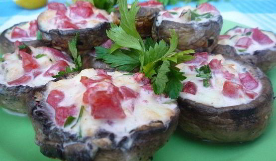 ароматные шампиньоны с моцареллой и помидорами на гриле