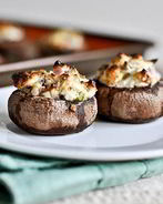 Грибы, фаршированные сливочным сыром, пепперони и перцем