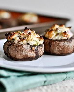 Грибы, фаршированные сливочным сыром, пепперони и перцем