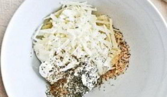 грибы, фаршированные сливочным сыром, пепперони и перцем