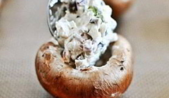 грибы, фаршированные сливочным сыром, пепперони и перцем