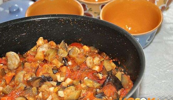 грибы с овощами в горшочках