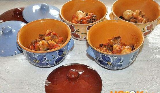 грибы с овощами в горшочках