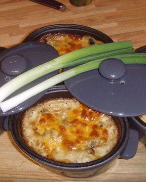 Грибы с пореем, запеченные под сливочным соусом