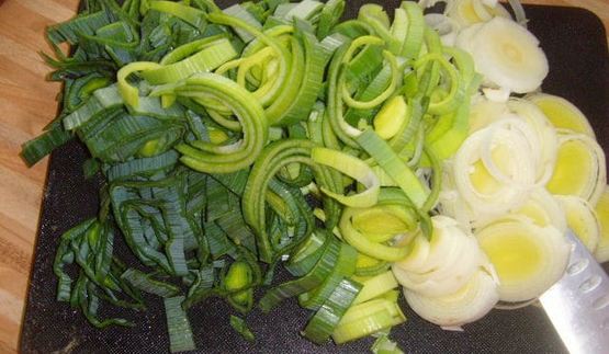 грибы с пореем, запеченные под сливочным соусом