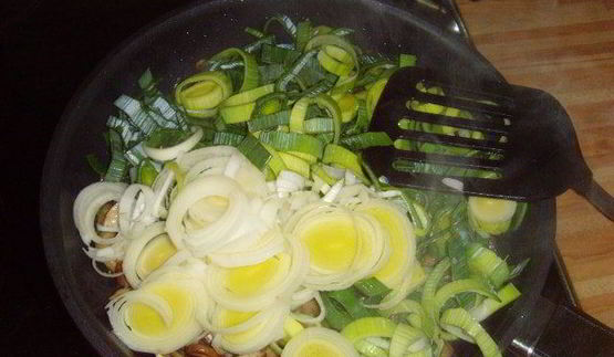 грибы с пореем, запеченные под сливочным соусом