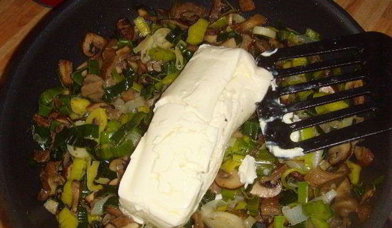 грибы с пореем, запеченные под сливочным соусом