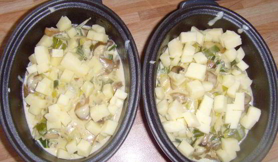 грибы с пореем, запеченные под сливочным соусом