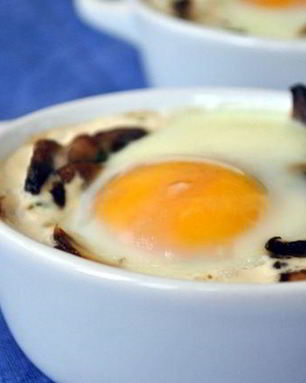 Грибы в сливках, запеченые с яйцом