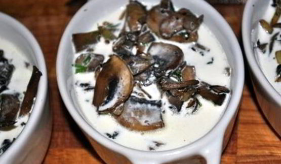 грибы в сливках, запеченые с яйцом