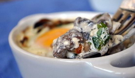 грибы в сливках, запеченые с яйцом