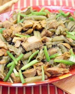 Лисички жаренные со стручковой фасолью