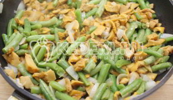 лисички жаренные со стручковой фасолью