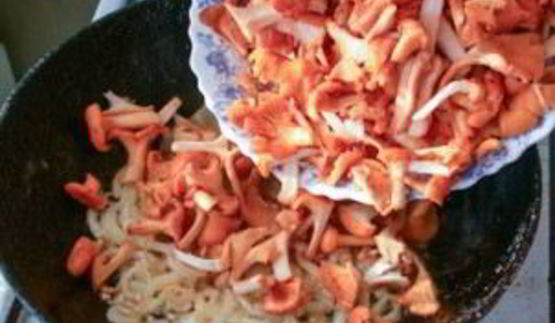 лисички, жареные в сметане