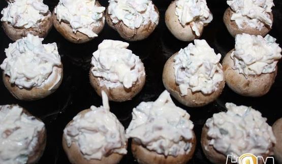 шампиньоны, фаршированные кинзой и брынзой