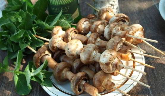 шампиньоны на шпажках на мангале