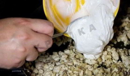 шампиньоны с курицей и сыром