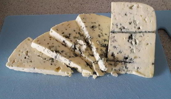 шампиньоны с сыром с голубой плесенью