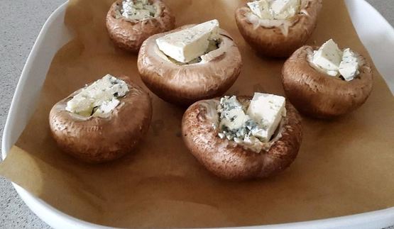 шампиньоны с сыром с голубой плесенью