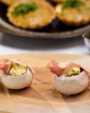 Шампиньоны с яйцом и зеленью