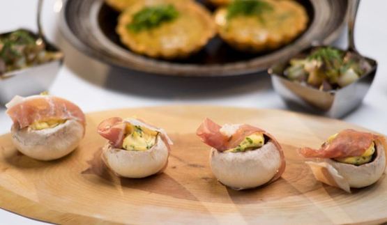 шампиньоны с яйцом и зеленью