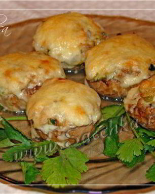 Шляпки шампиньонов, запеченные под сметаной