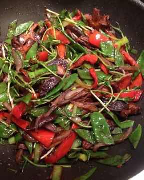 Удон с овощами, жаренными в соусе мисо