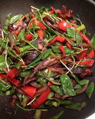 Удон с овощами, жаренными в соусе мисо