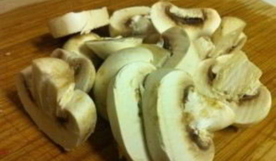 жареные грибы с помидорами