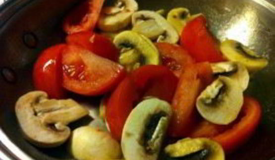 жареные грибы с помидорами