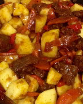 Гуляш из говядины с картофелем