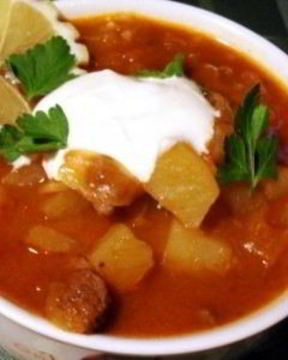 Гуляш из говядины с картошкой