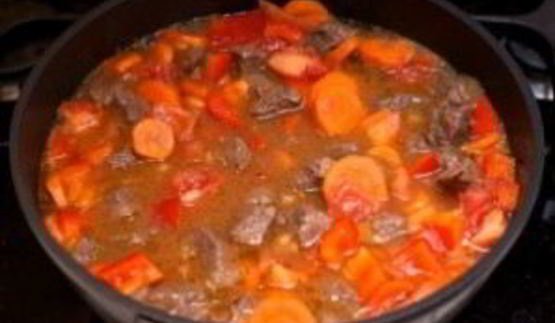 гуляш из говядины с картошкой