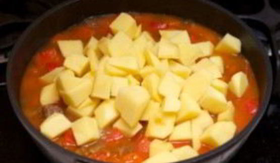 гуляш из говядины с картошкой