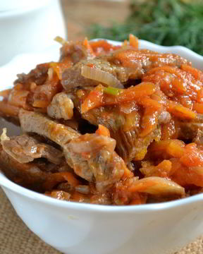 Гуляш из говядины с подливкой