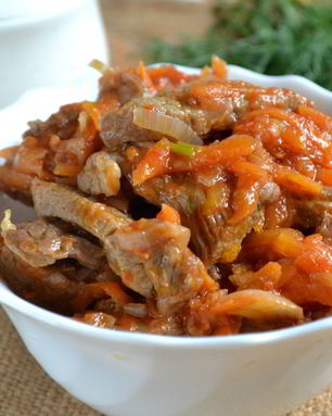 Гуляш из говядины с подливкой