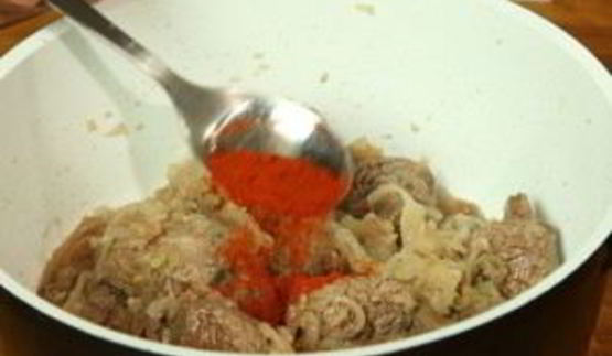 гуляш из говядины с томатной пастой