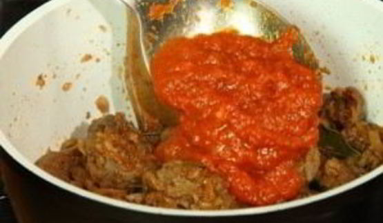 гуляш из говядины с томатной пастой