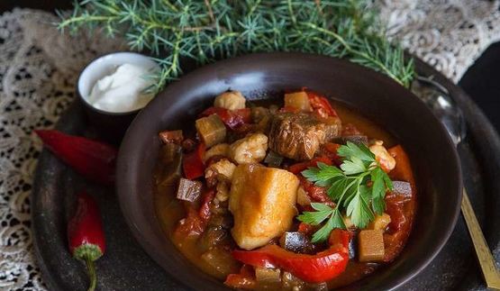 гуляш из мяса с клецками