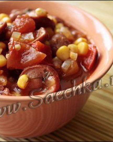Рецепт гуляша из сосисок с фасолью и кукурузой
