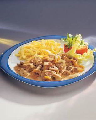 Гуляш из теленка в сливочно-луковом соусе