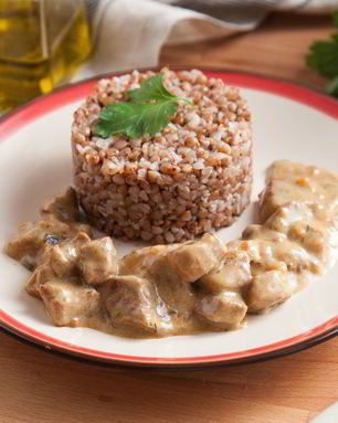 Гуляш из телятины с маринованными огурчиками