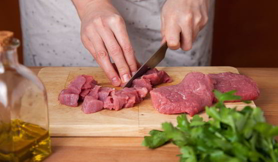 гуляш из телятины с маринованными огурчиками