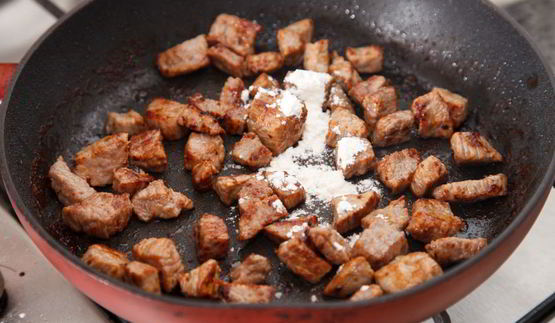 гуляш из телятины с маринованными огурчиками