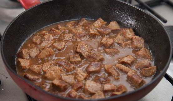 гуляш из телятины с маринованными огурчиками