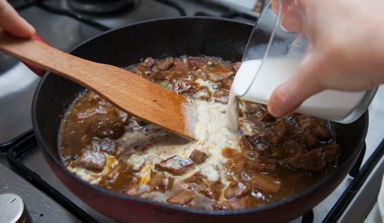 гуляш из телятины с маринованными огурчиками