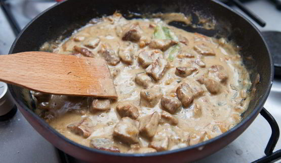 гуляш из телятины с маринованными огурчиками