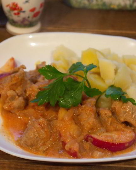 Рецепт гуляша с яблоком