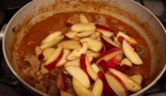 гуляш с яблоком
